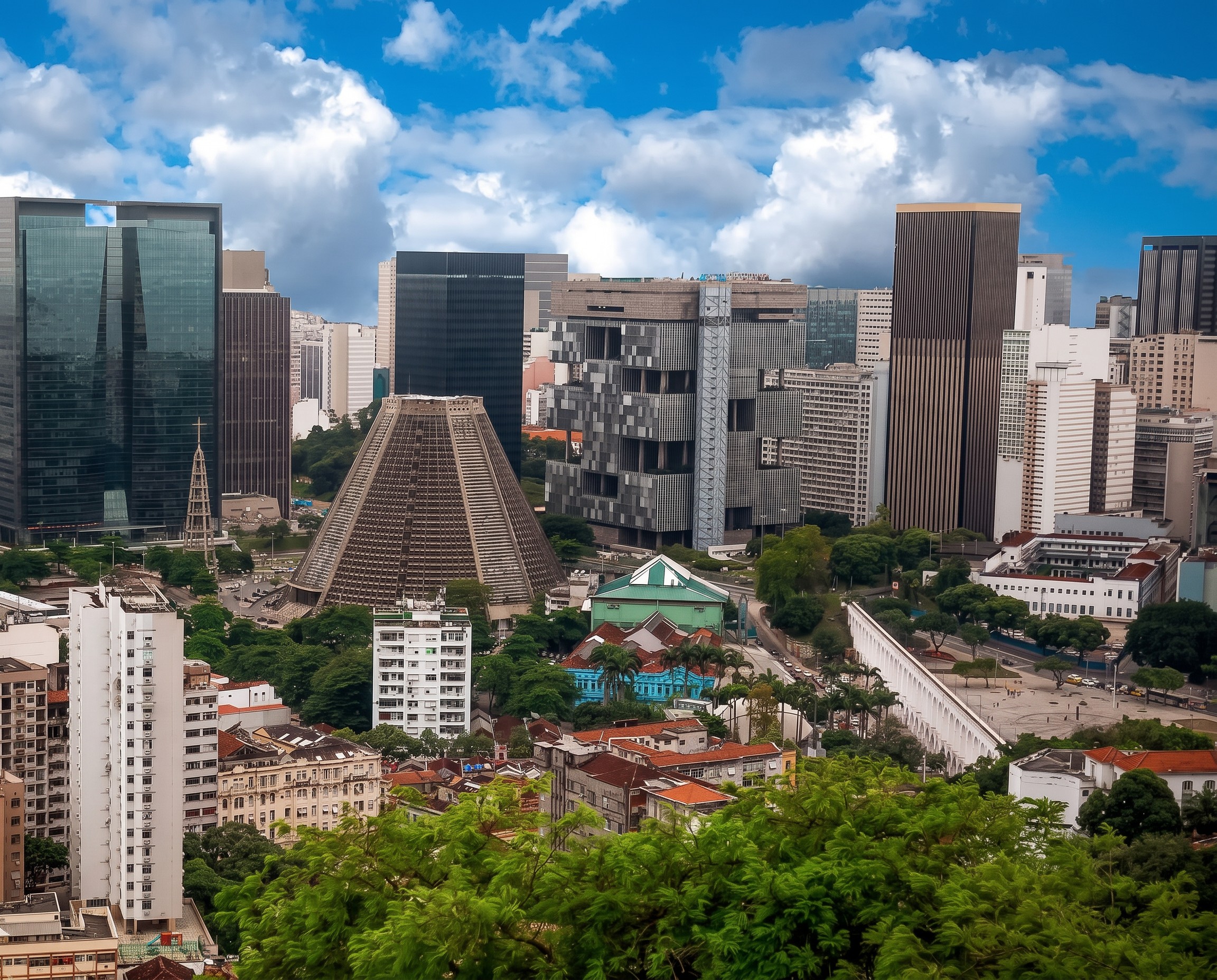 Vista do Centro do Rio de Janeiro com a Catedral Metropolitana e os Arcos da Lapa